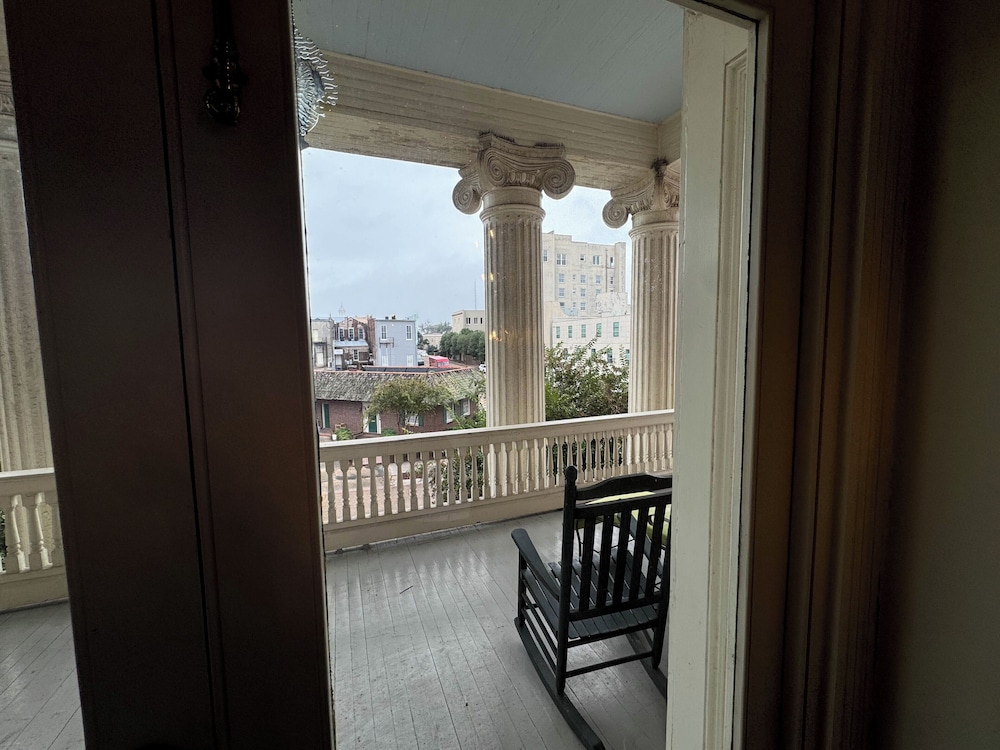The Guest House Historic Mansion 70/73