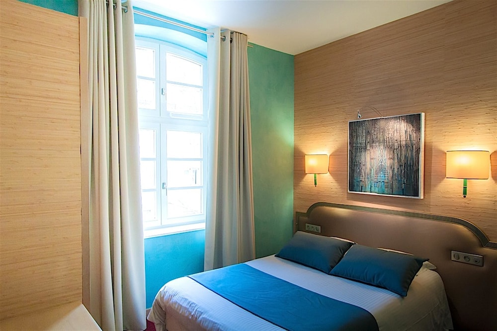 ROOM, DOUBLE BED