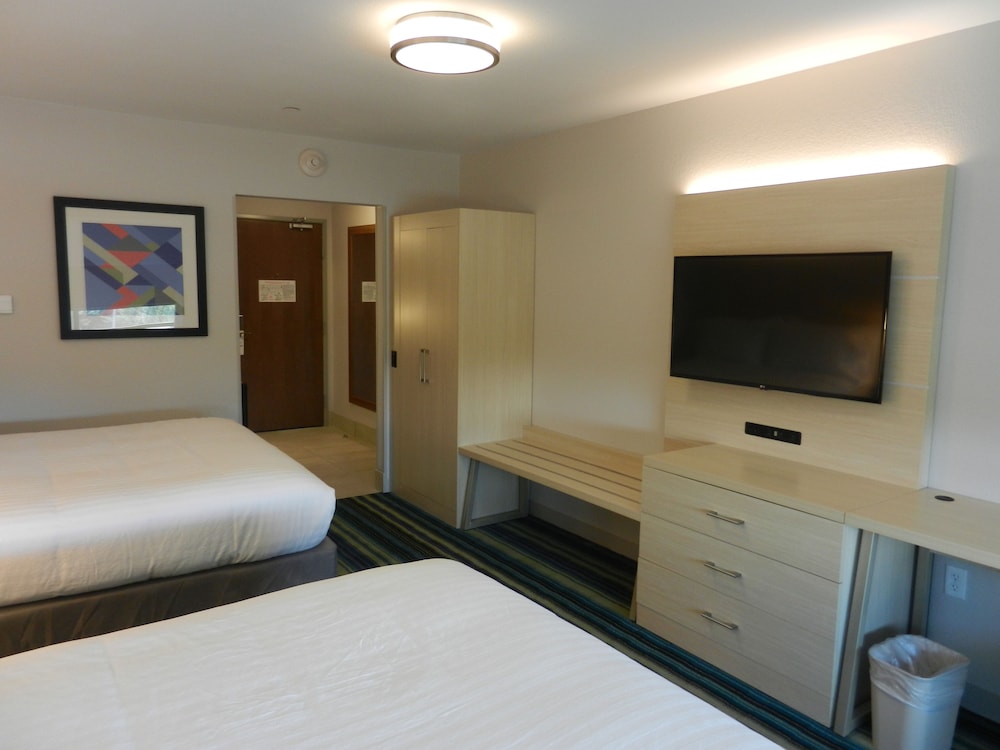 Holiday Inn Express Suites Phoenix West Buckeye 16/59