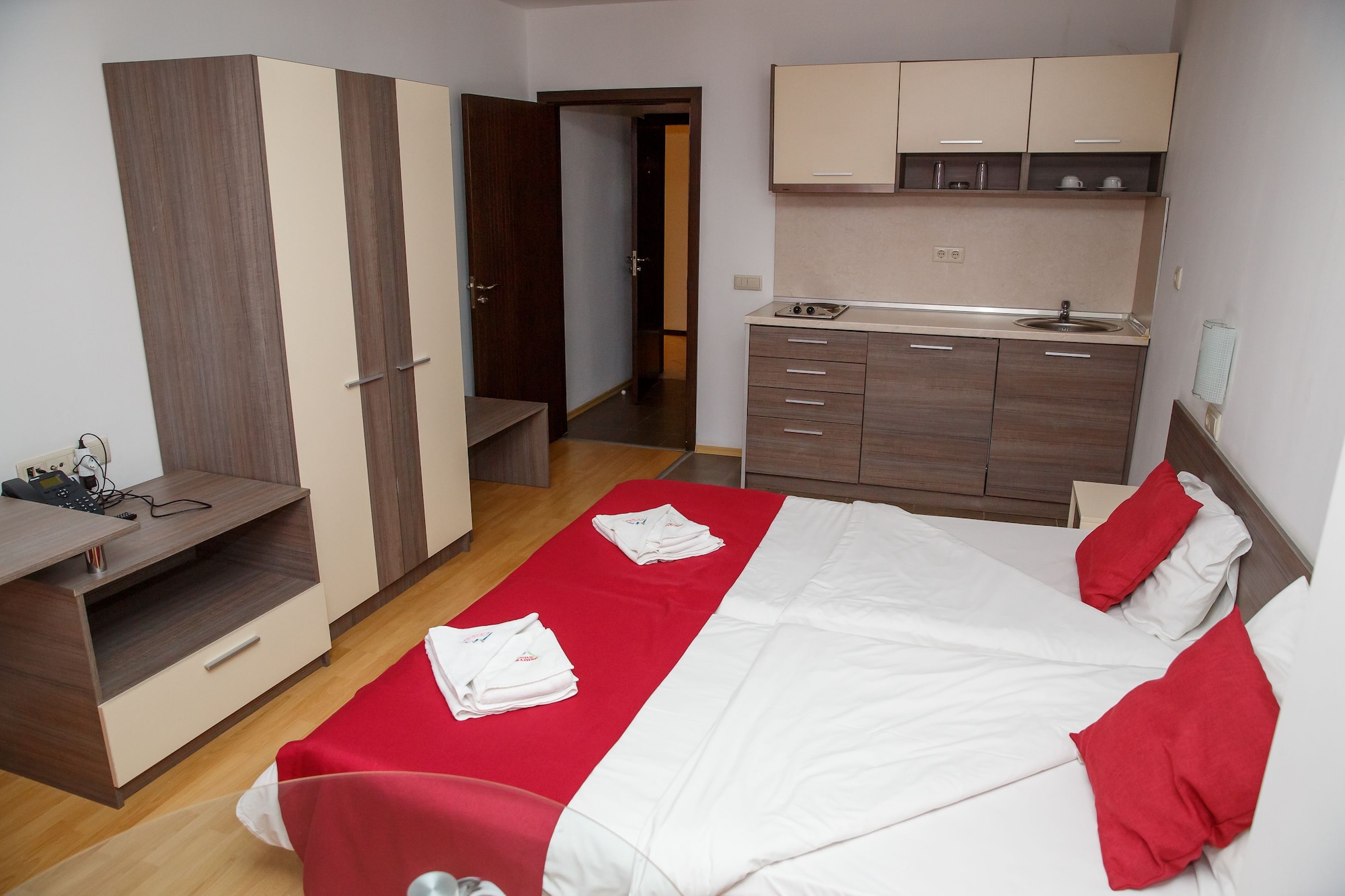 STUDIO, TWIN BEDS