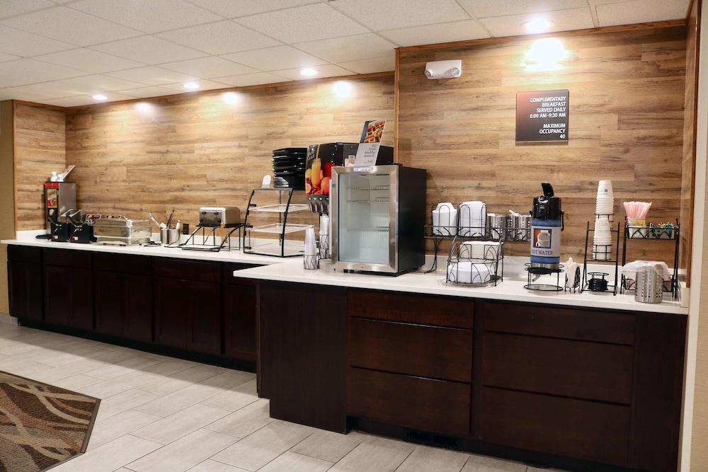 Best Western Fostoria Inn & Suites 16/18