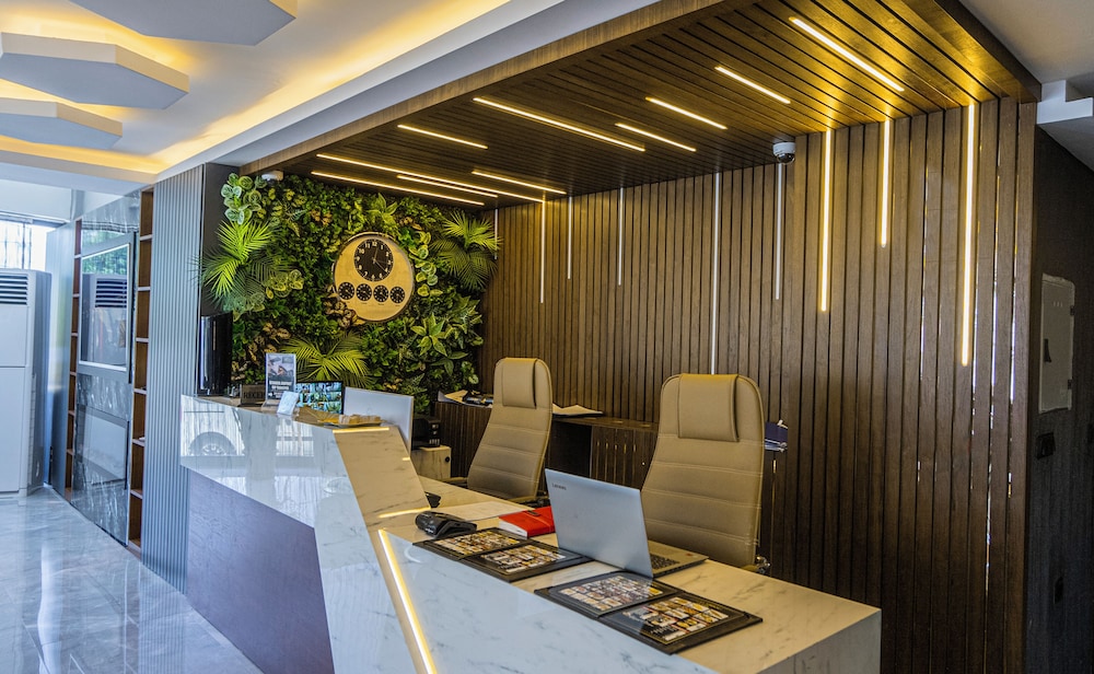 Luxury Airport Hotel 7/48