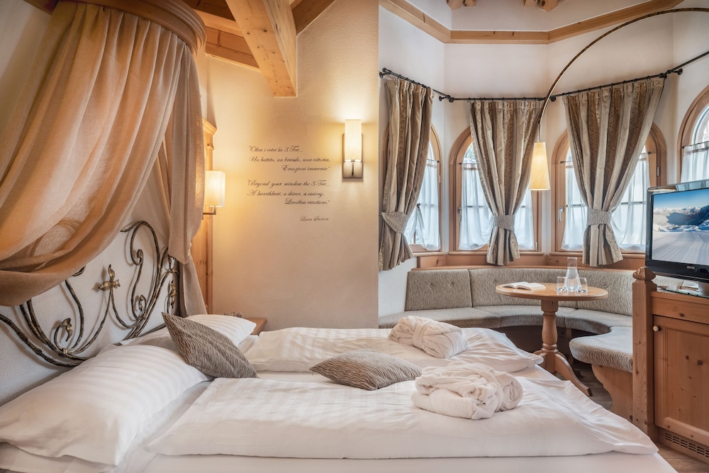 Relax, Queen Bed