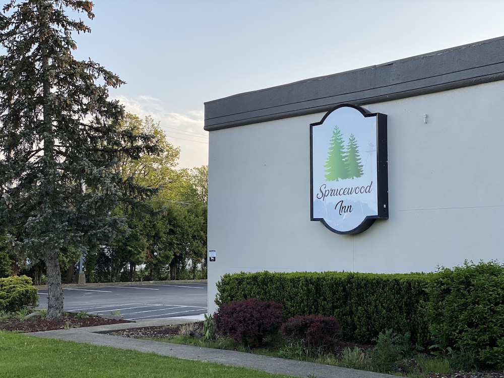 Sprucewood Inn 2/47