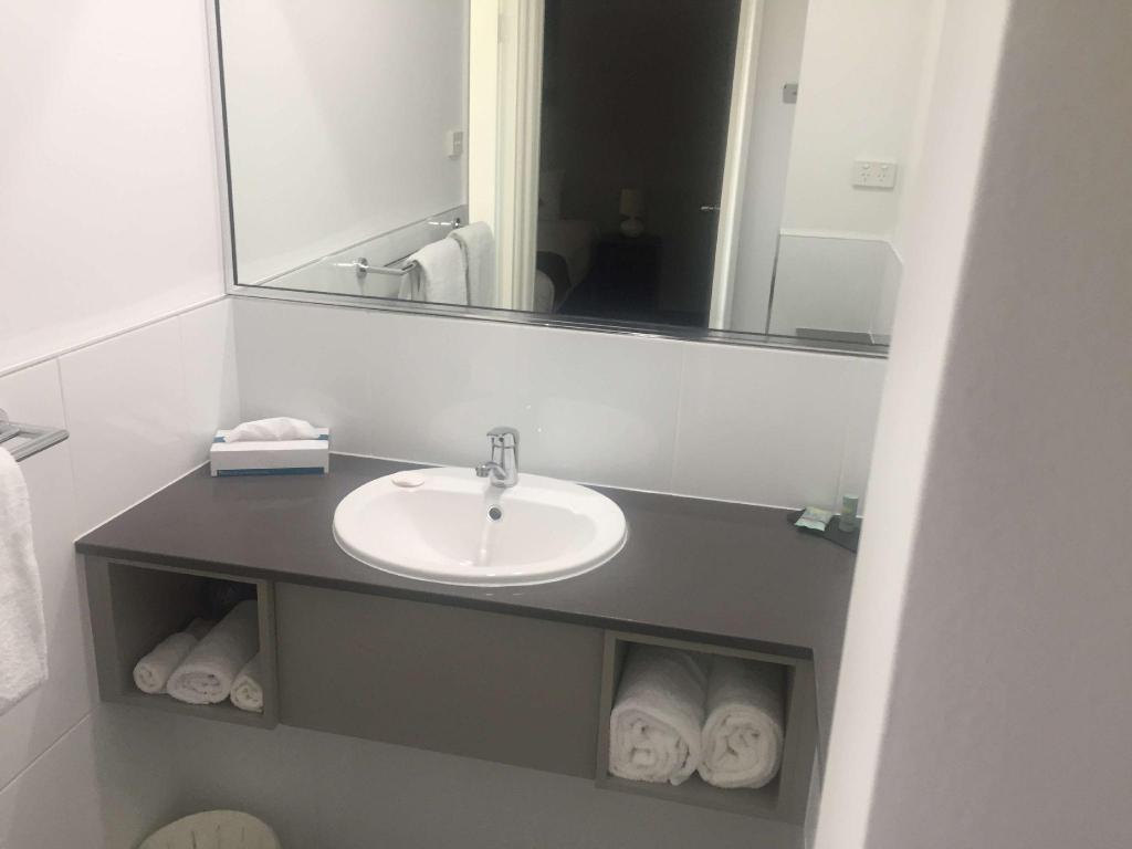 Superior, Apartment, King and Twin Beds, Living Area, Kitchenette, Best Western Cattle City Motor Inn 7/8