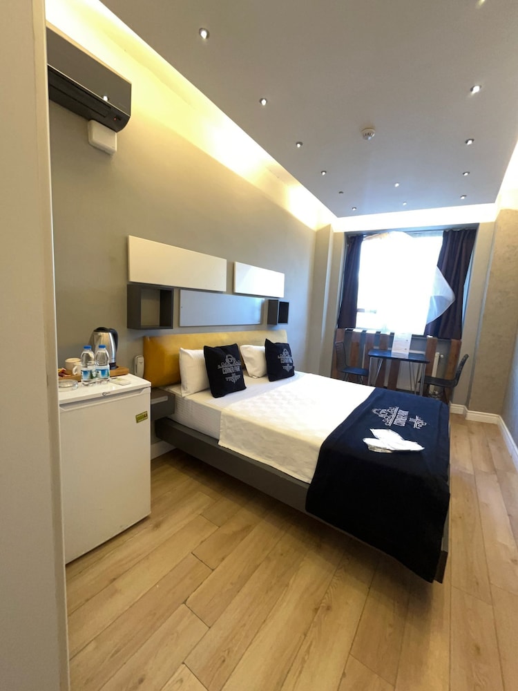 Corner Park Suites 11/50