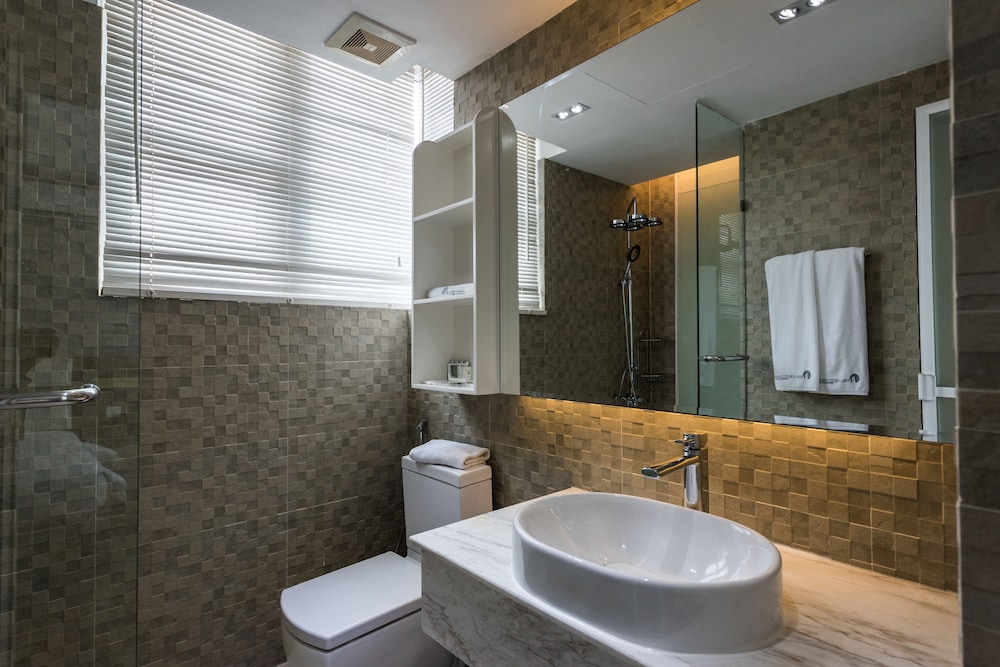 Naki Suites At Silvertown 47/49