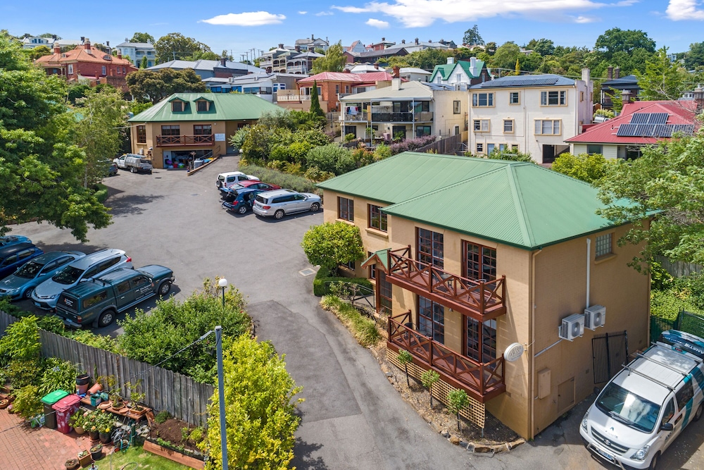 Hideaway on George 35/45