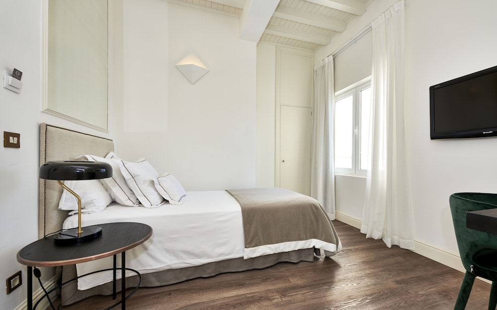ROOM, SINGLE