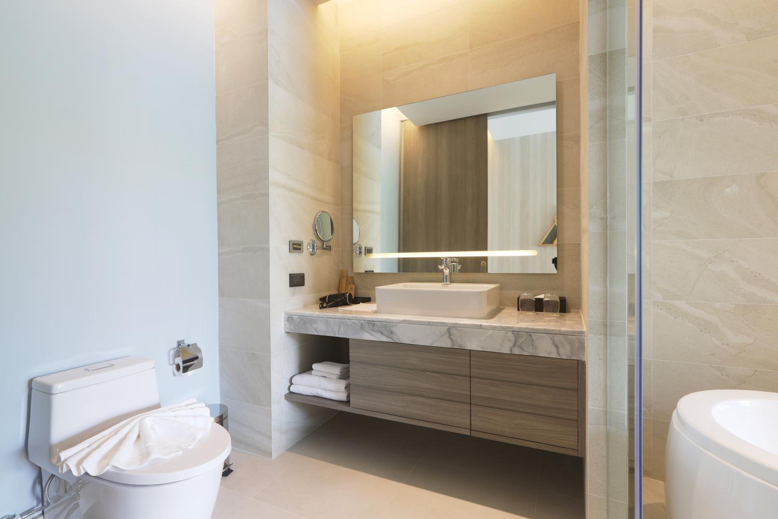 Room, King Bed, Pool Access، The Signature Hotel Airport 8/8