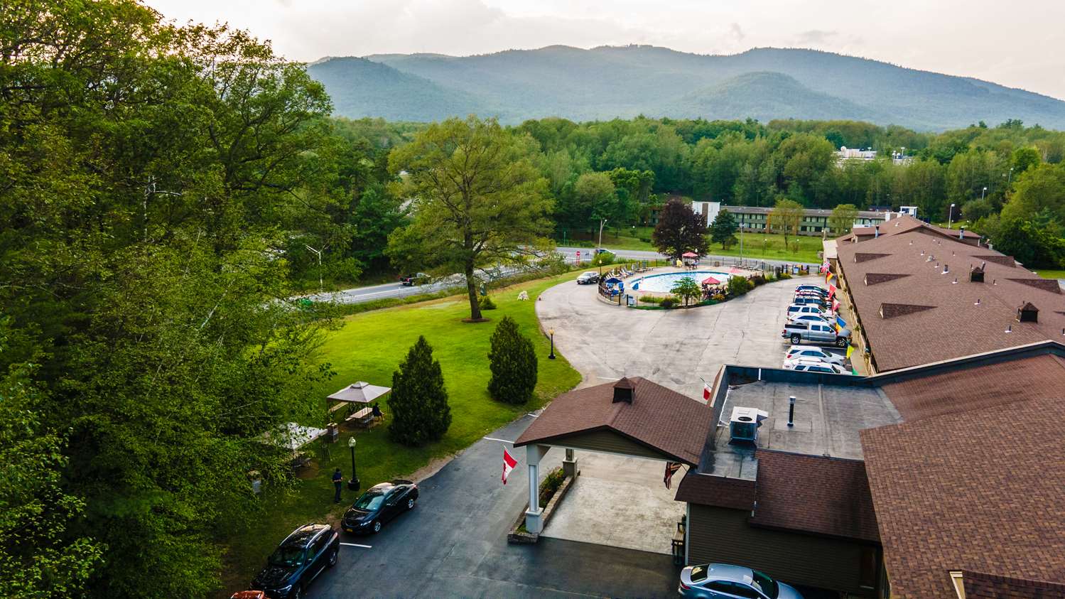 Skyline Hotel Lake George 52/53