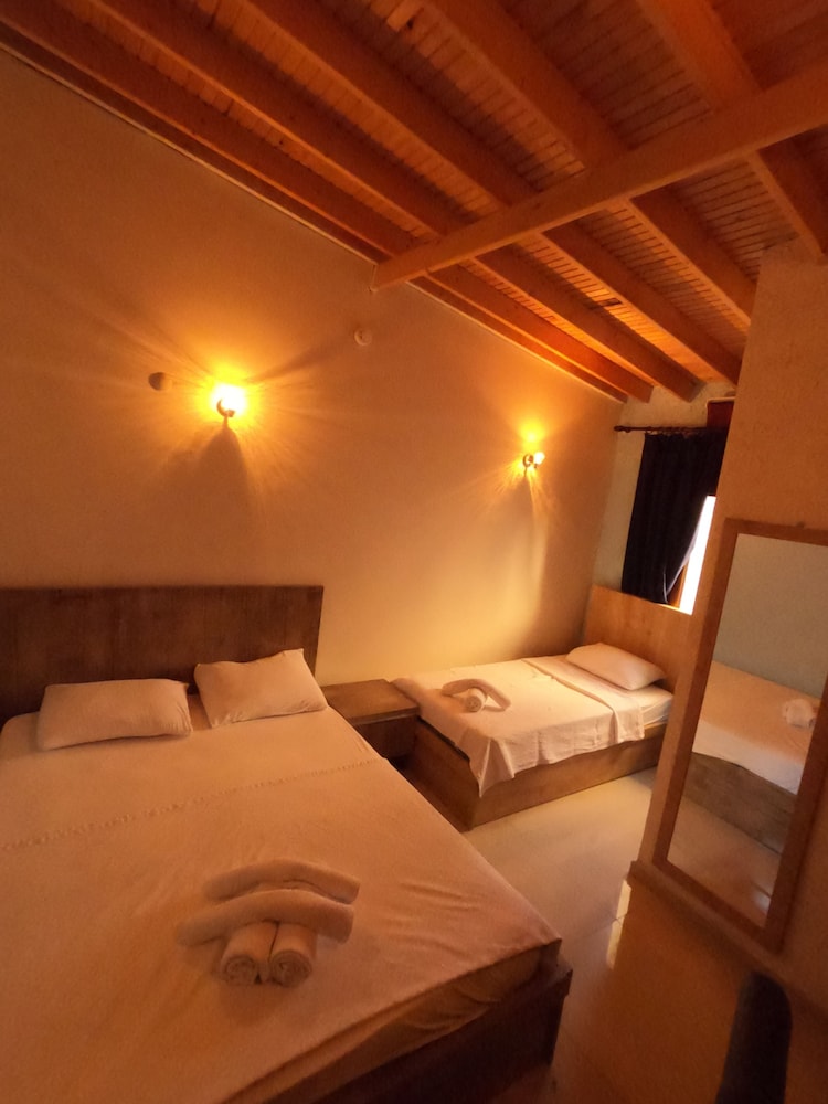 Ados Hotel 33/56