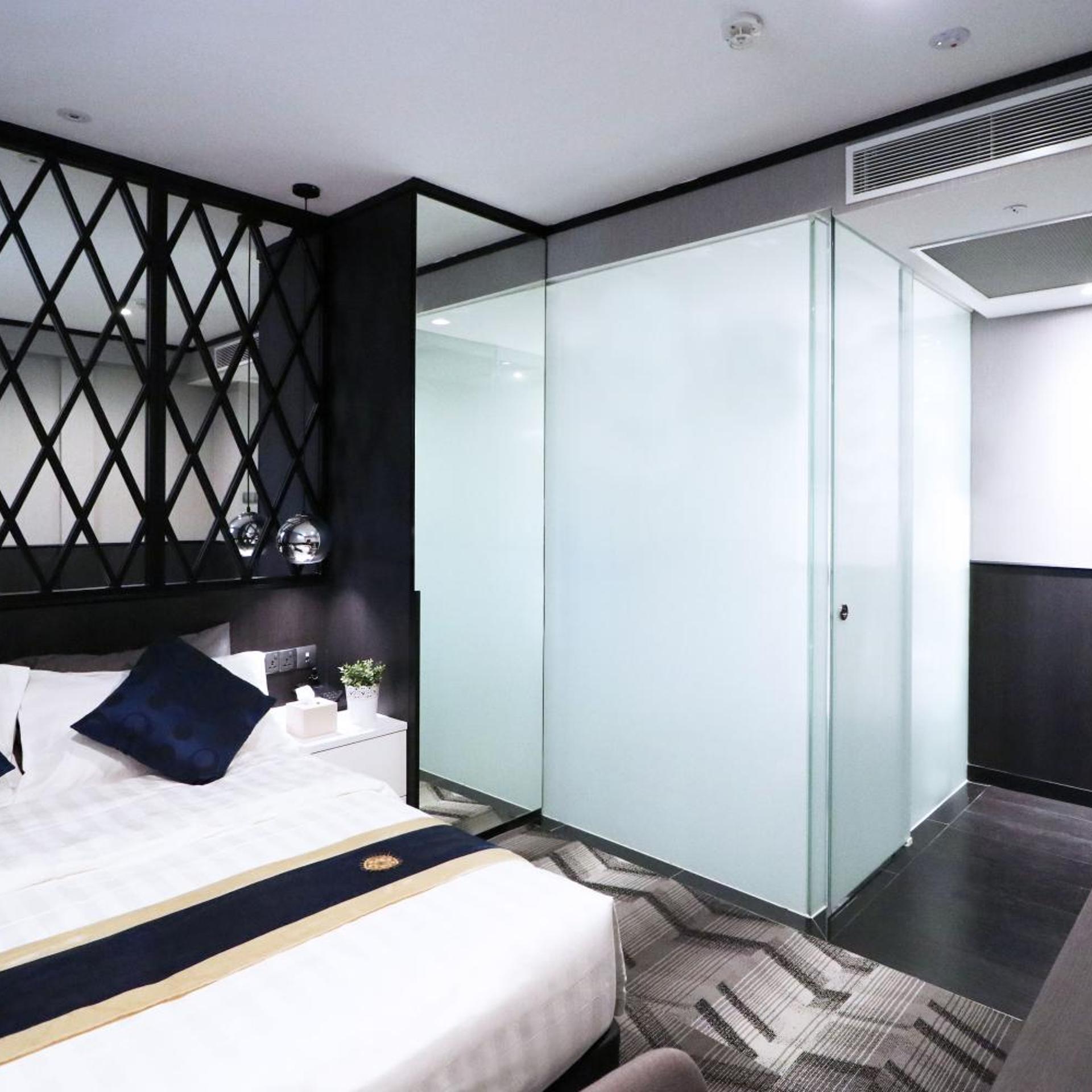 Deluxe, Queen Bed, No Window