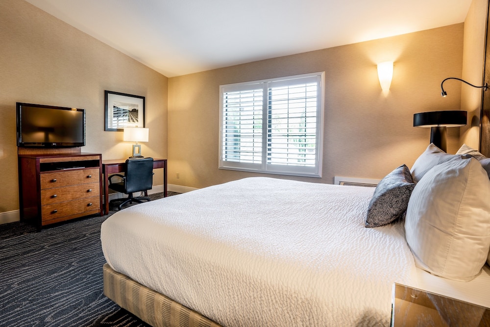 Upgrade or Standard, King Bed