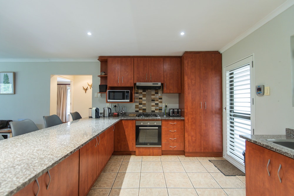 Thunzi Bush Lodge 6/50