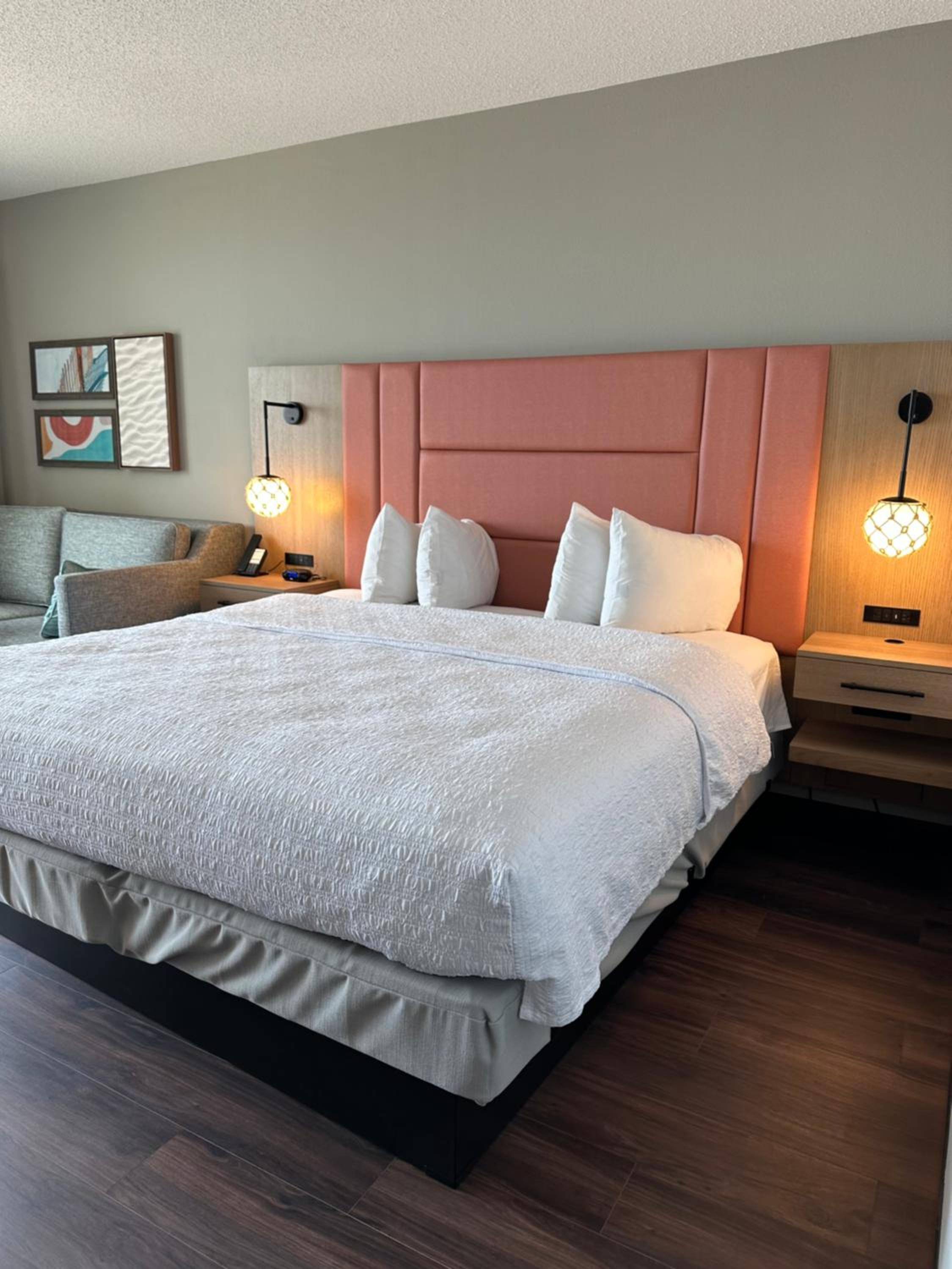 ROOM, KING BED, PARTIAL OCEAN VIEW, ACCESSIBLE