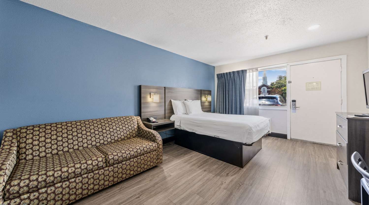 جناح بسريرين مزدوجين مع أريكة بمطبخ، SureStay Hotel by Best Western Virginia Beach Royal Clipper 2/9