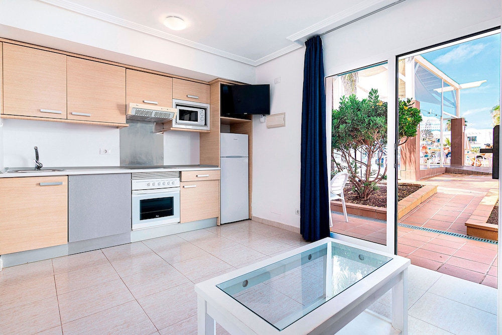 ARENA BEACH HOTEL 14/65