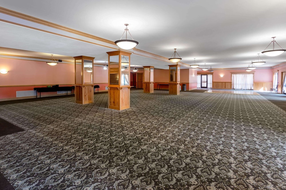 The Montcler Hotel & Conference Center 62/69