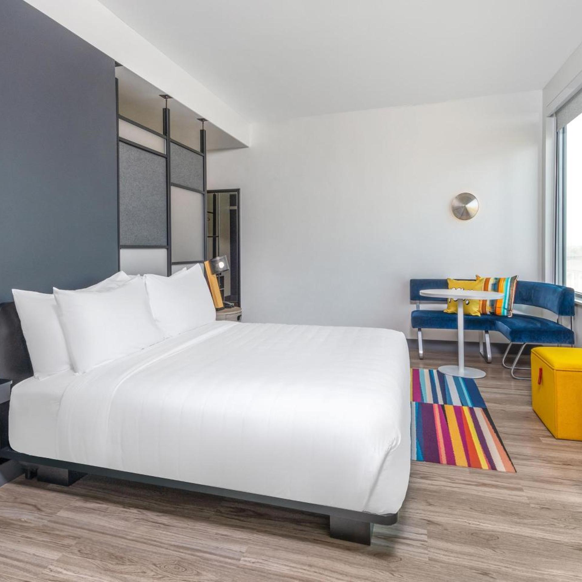 Savvy, Guest Room, King Bed