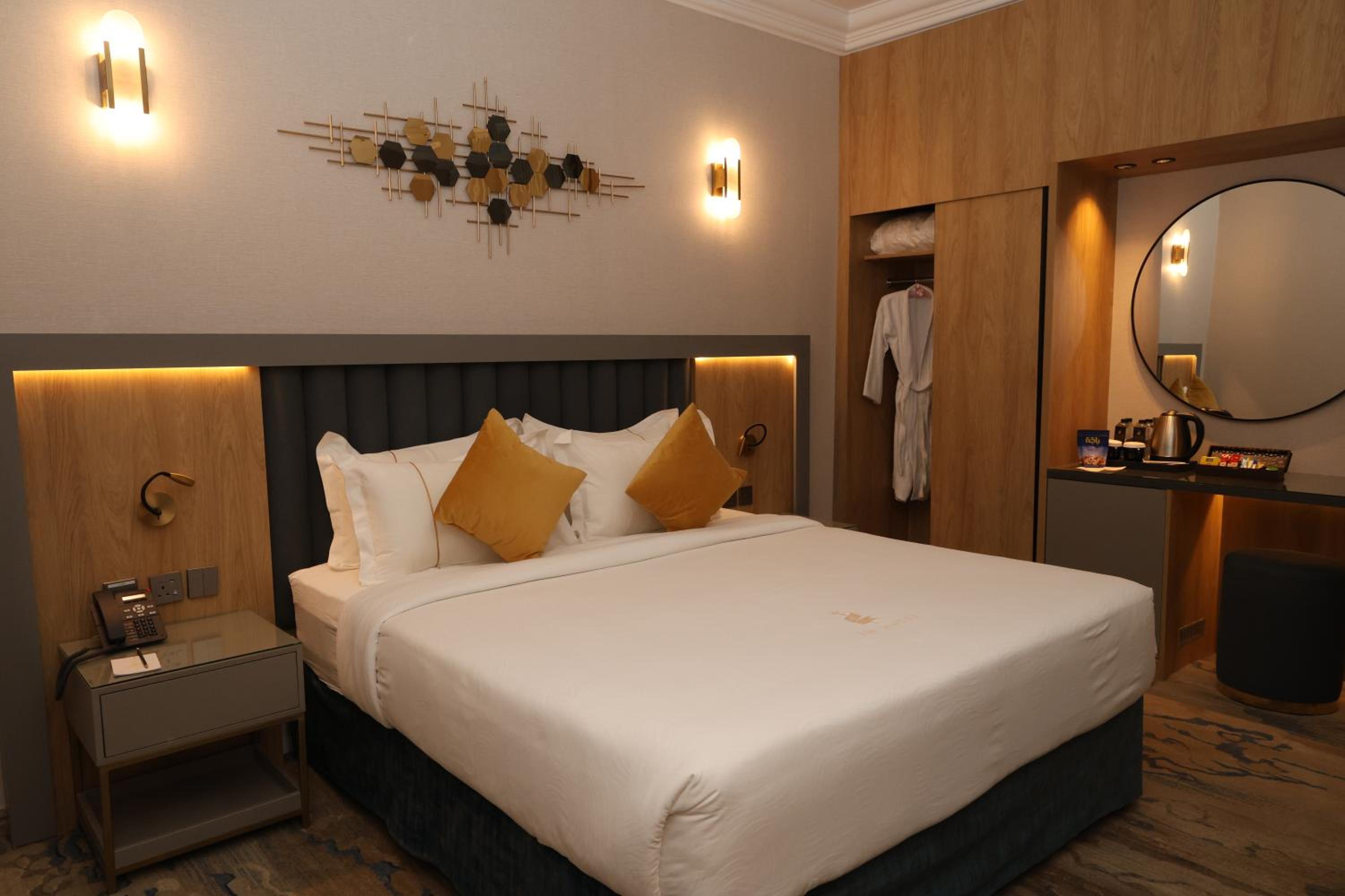 غرفة قياسية بسرير كينج وسرير كوين، فندق ايه دبليو الرياض(AW Hotel Riyadh) 4/10