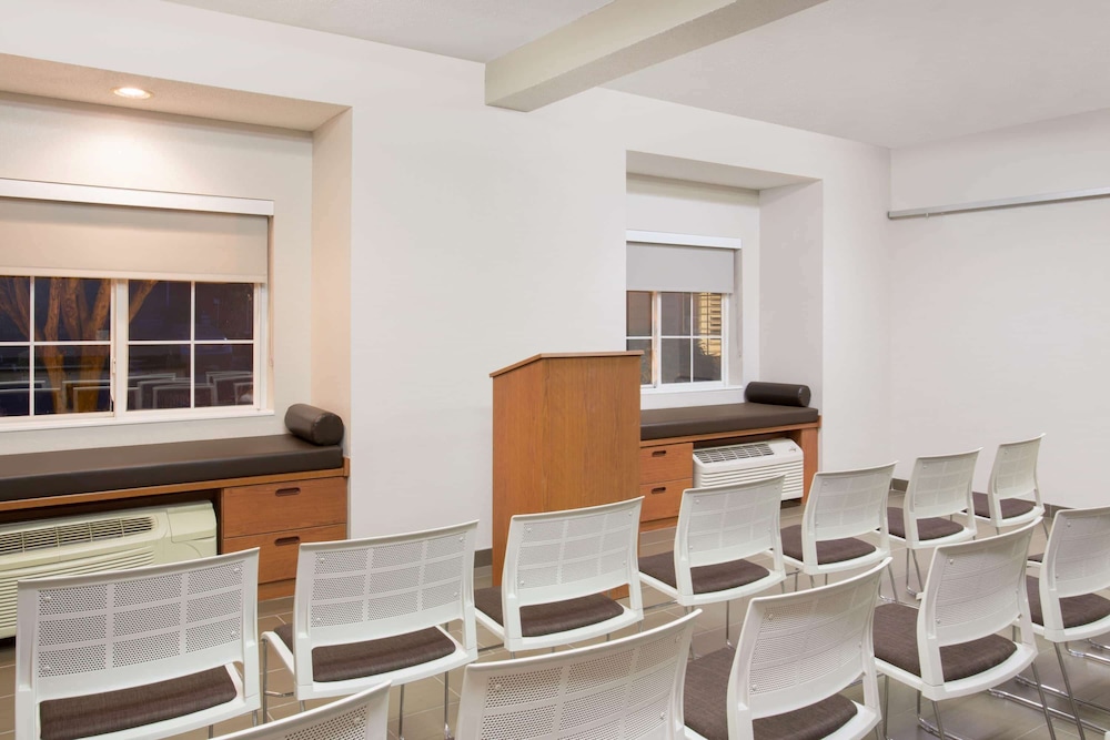 Microtel Inn & Suites by Wyndham Leesburg/Mt Dora 24/38