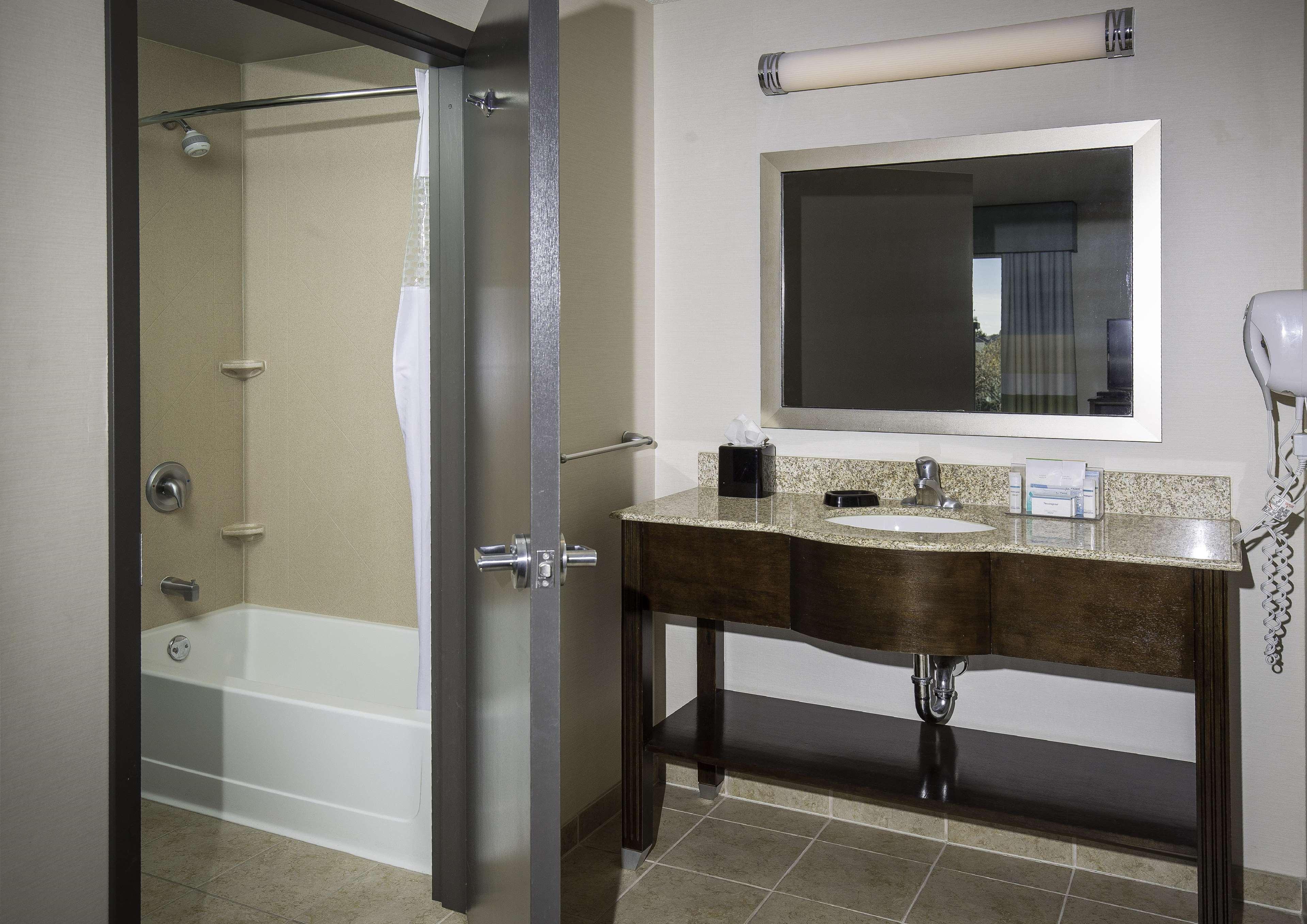 Studio, Suite, King Bed, Water View، Hampton Inn and Suites Suisun City Waterfront 4/4