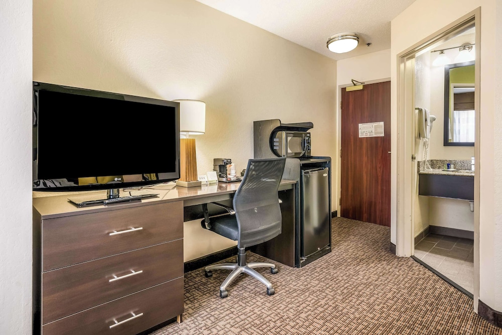 Sleep Inn & Suites Jacksonville Near Camp Lejeune 23/33