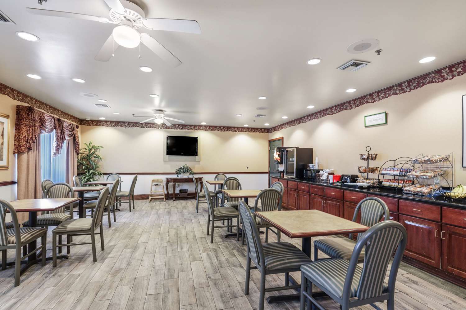 Econo Lodge Inn And Suites Marianna 8/13