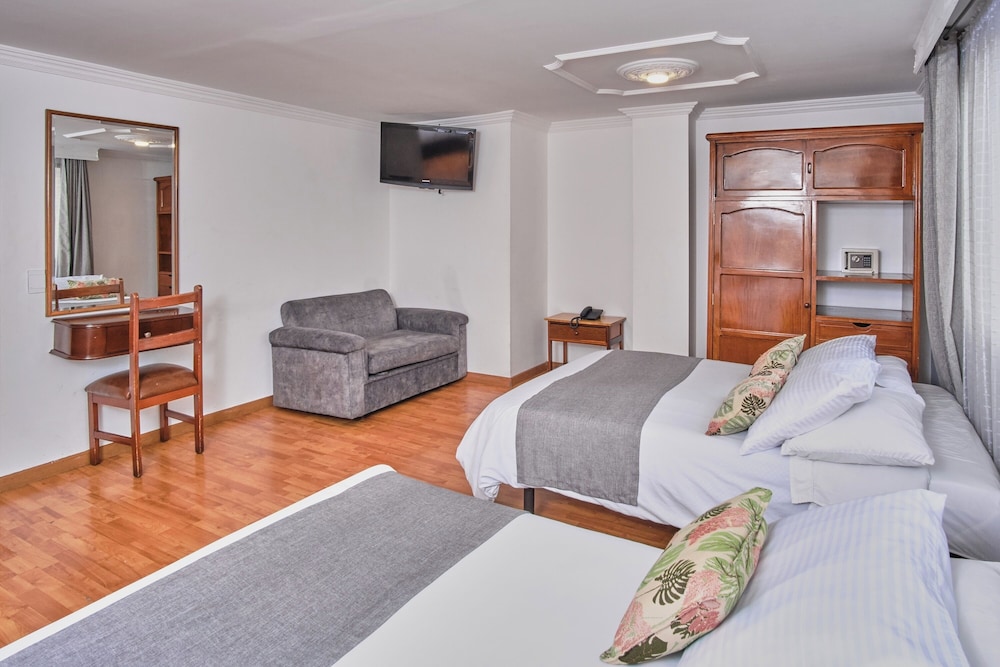 Room, 2 Double and Twin Beds، Ayenda 1066 Virrey Centro 3/8
