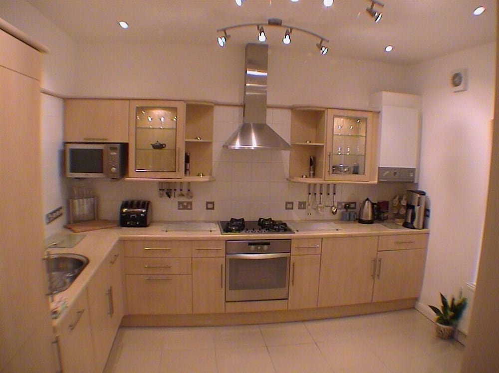 Earle House Serviced Apartments 6/50