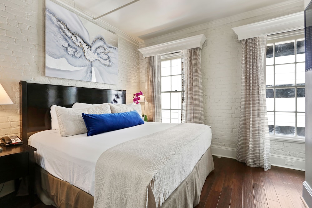 SUITE, KING BED