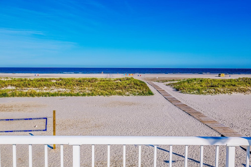Paradise Ocean Front Resort 32/45