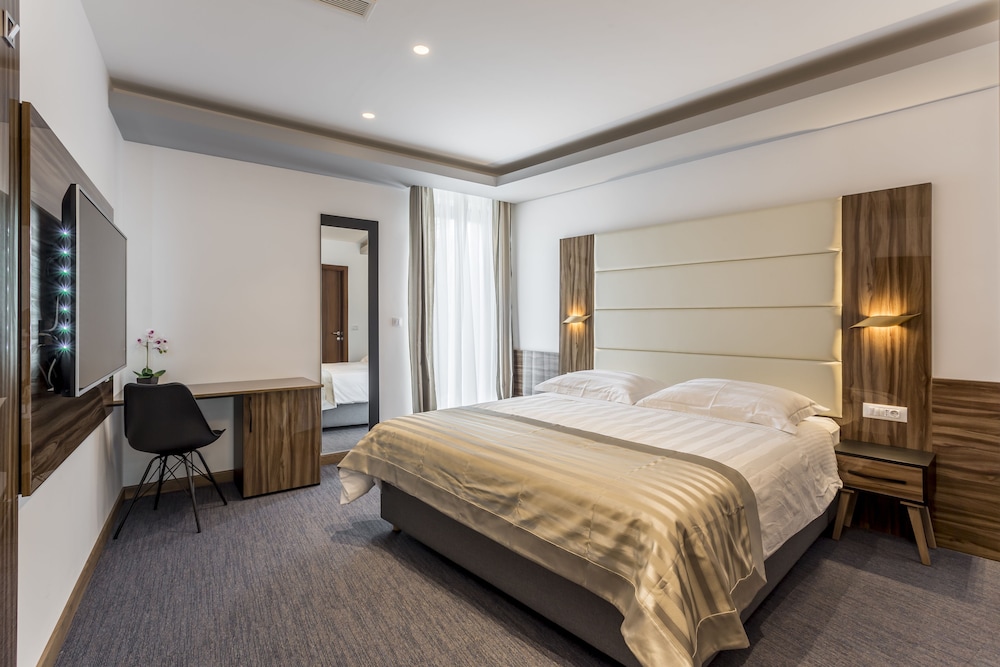 DELUXE, DOUBLE OR TWIN BED