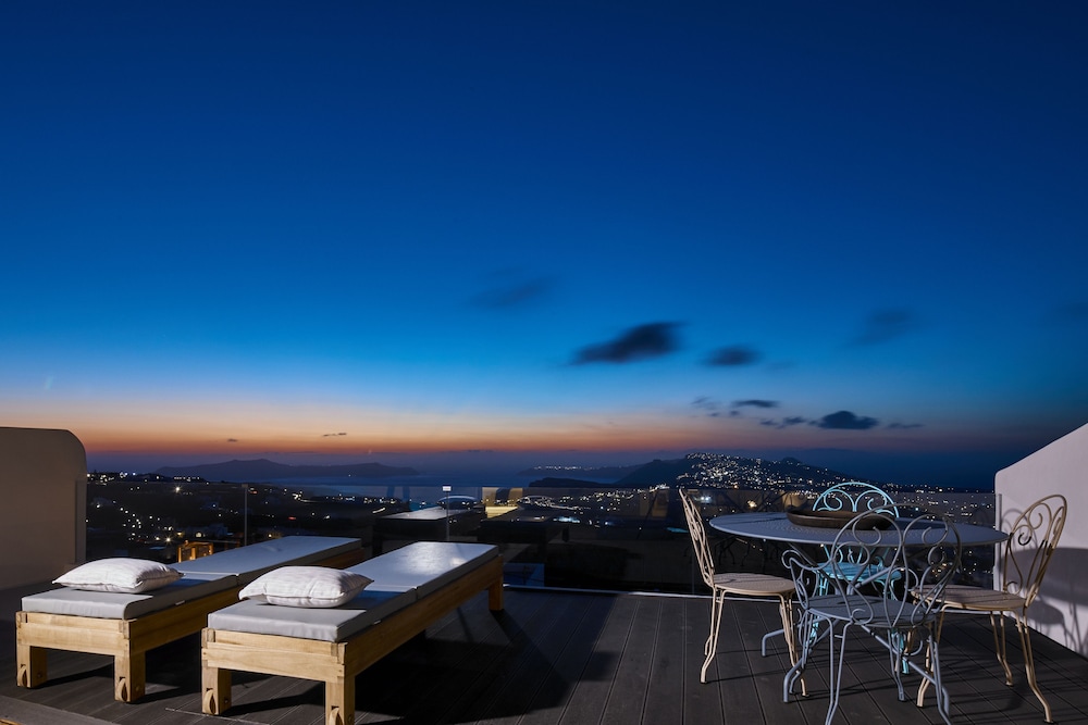 White And Co. La Torre Suites 38/50
