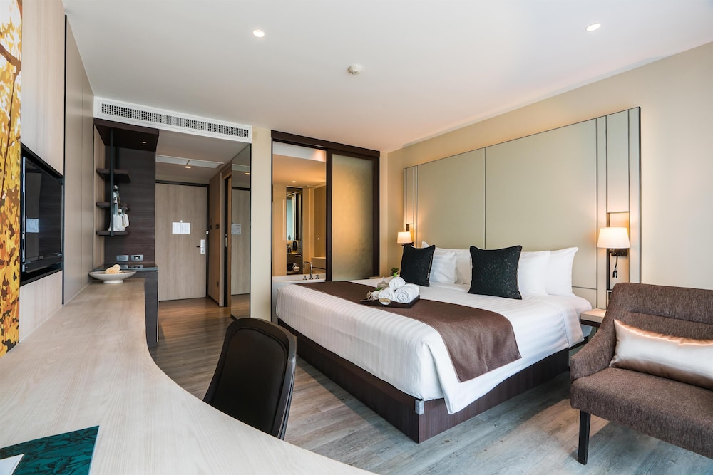 DELUXE, KING BED, BALCONY