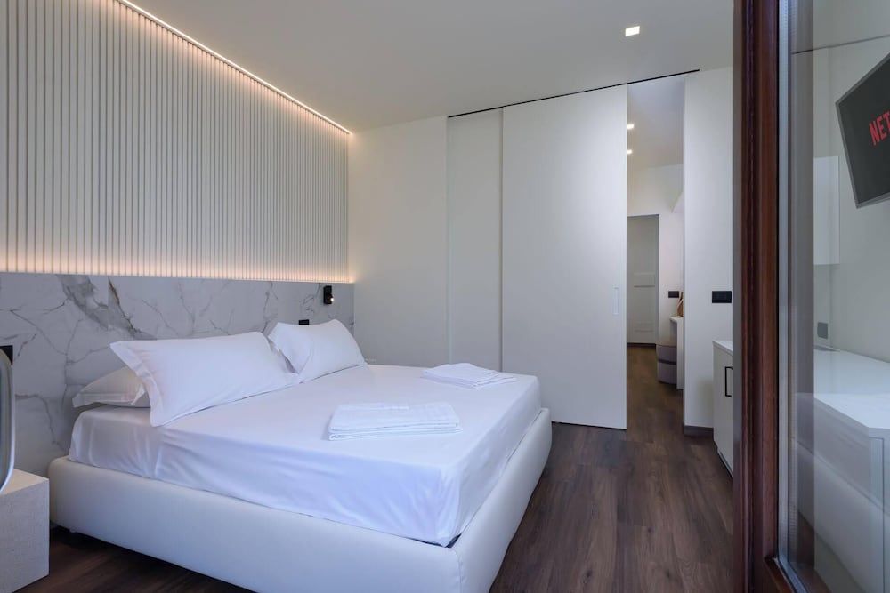 JUNIOR SUITE, PARTIAL OCEAN VIEW
