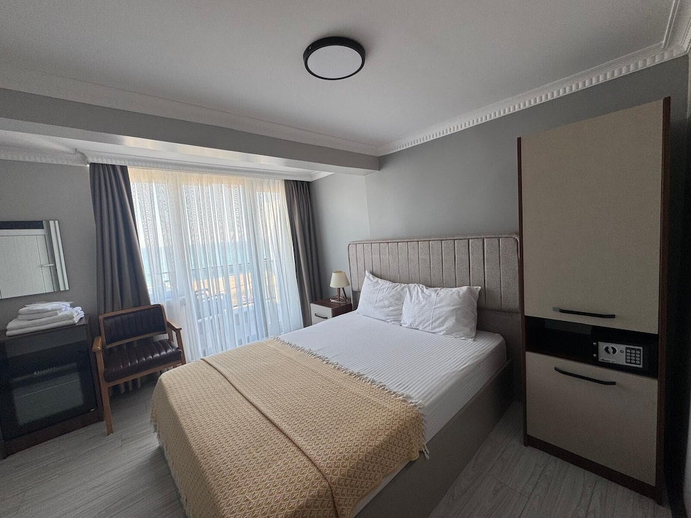 غرفة قياسية بسرير مزدوج بإطلالة على الحديقة، Airport Kumsal Otel 3/6