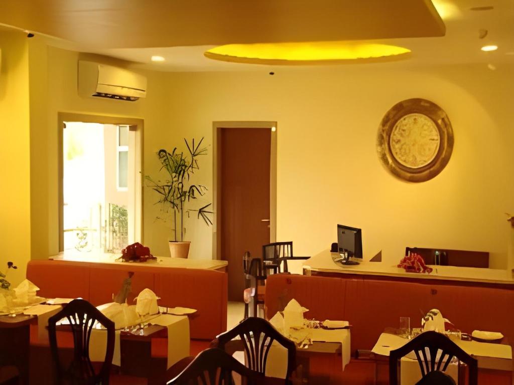 OYO Premium Vaishali Nagar 37/41
