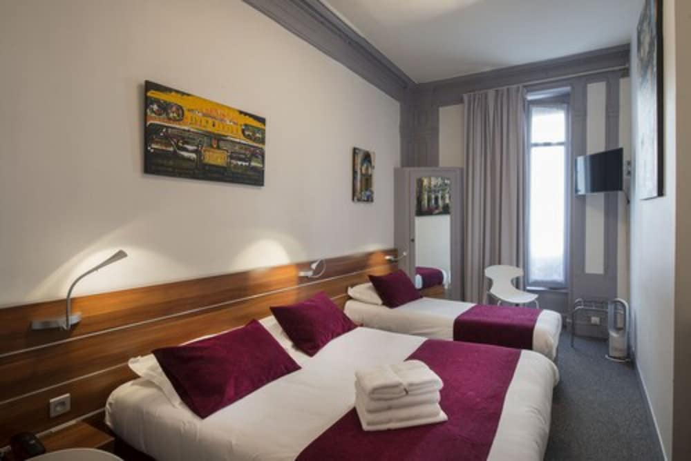 CLUB, TWIN BEDS