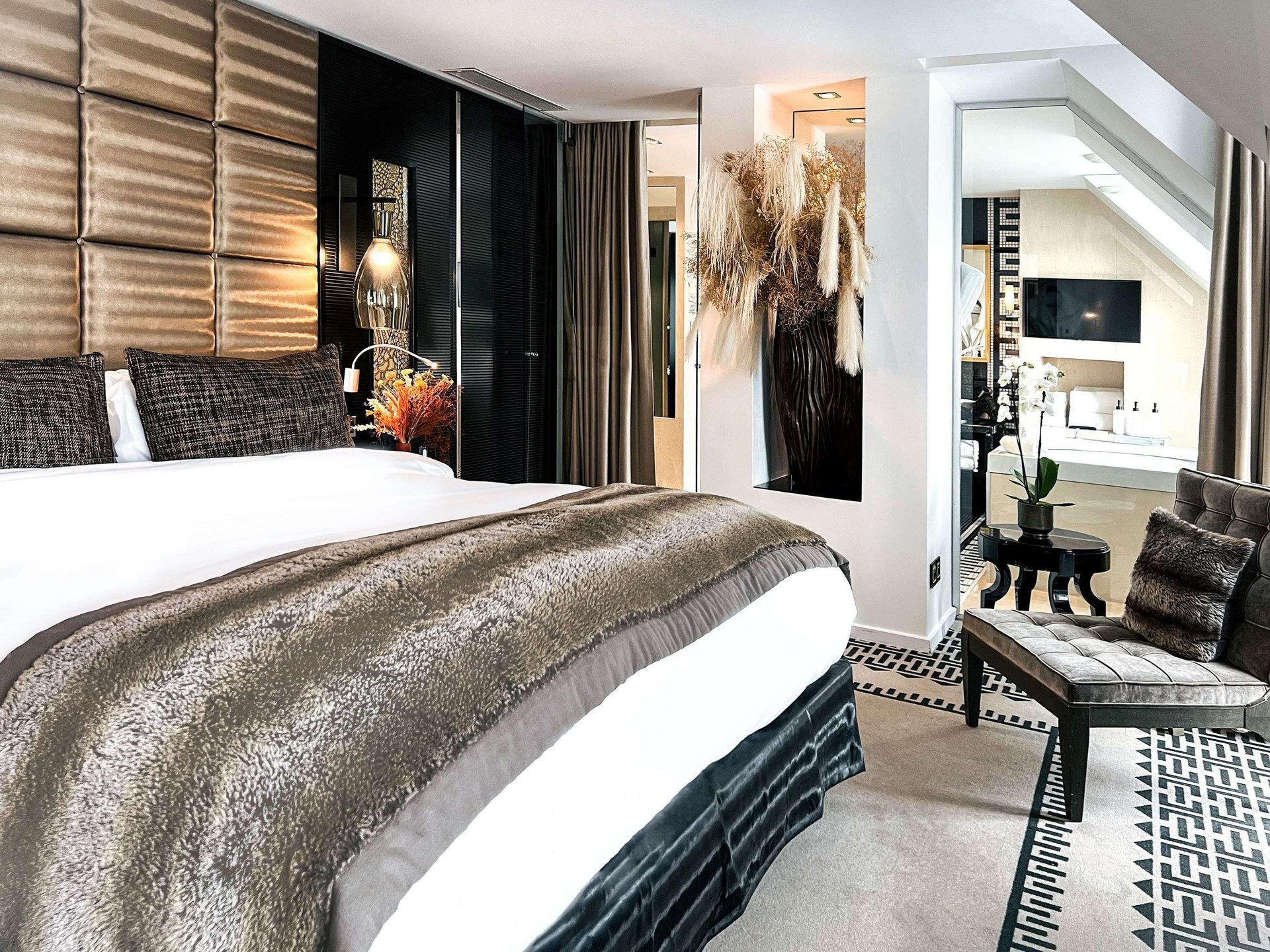 Couture, Apartment, King Bed, City View