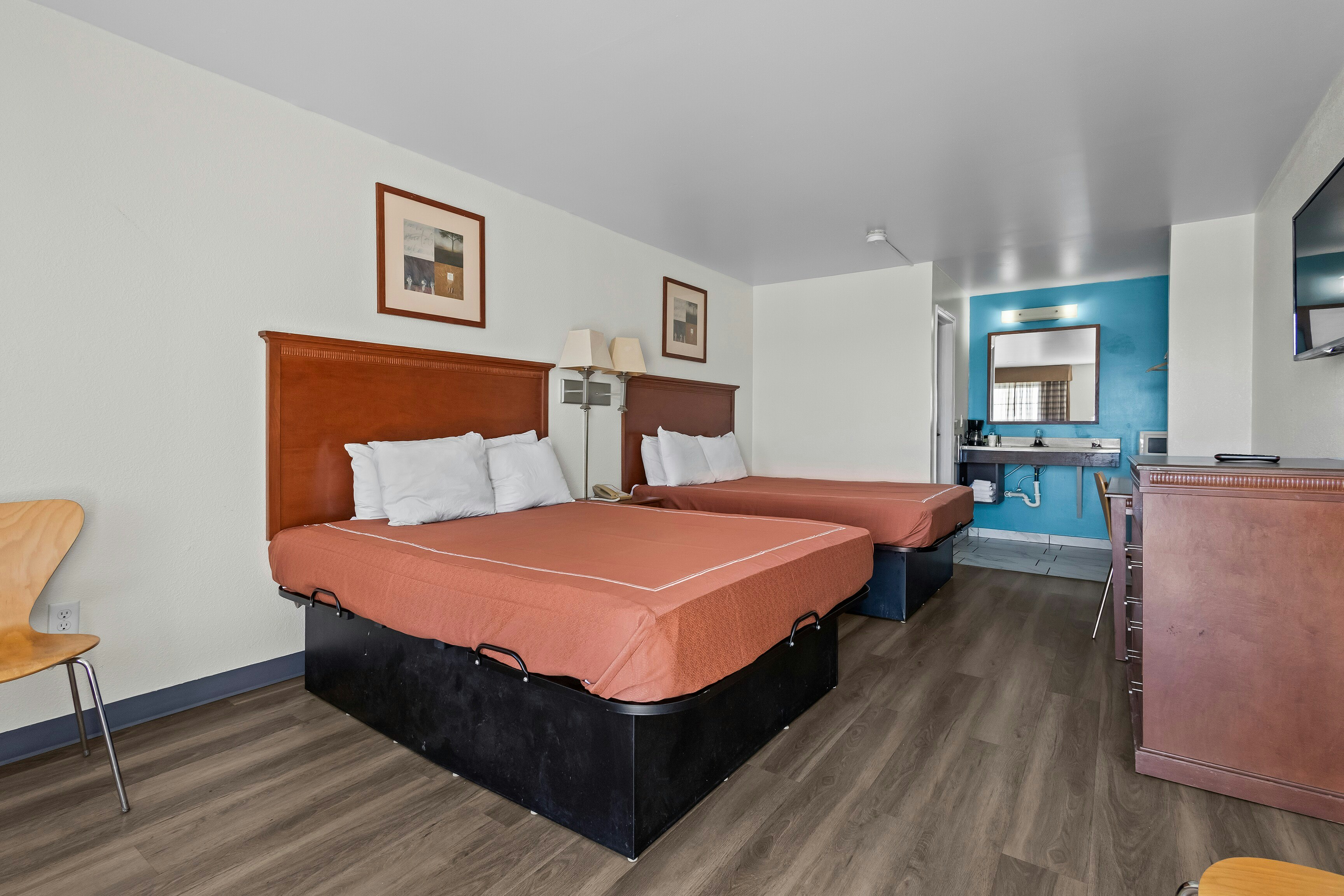 Economy Inn and Suites 33/68