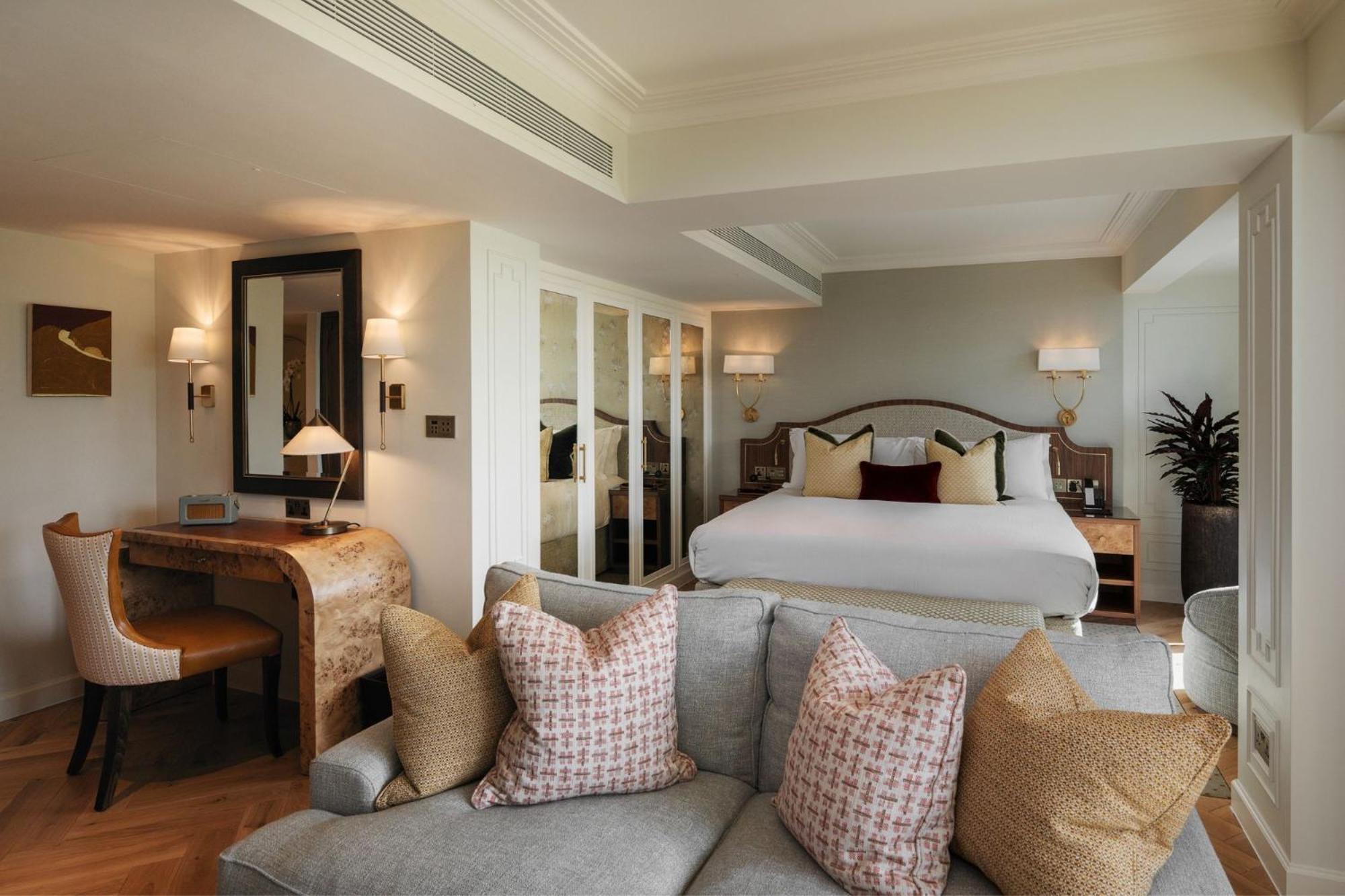Green, Suite, Queen Bed, Park View