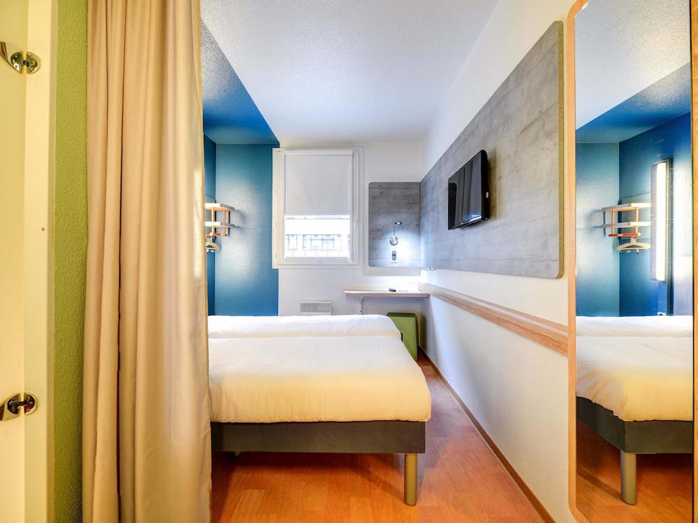 ROOM, TWIN BEDS