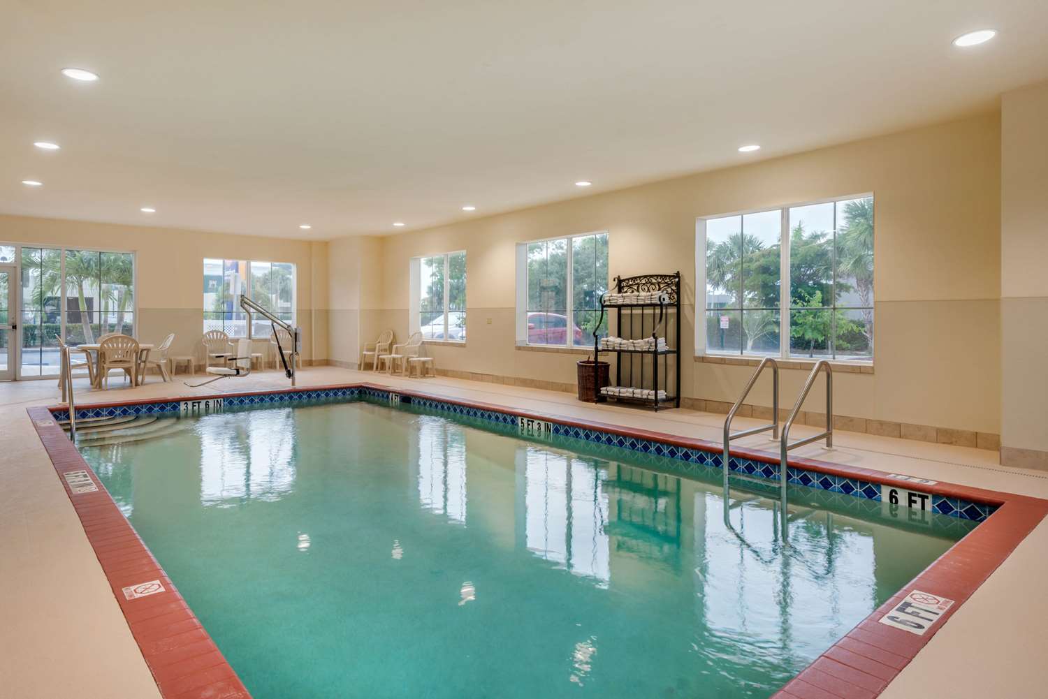Comfort Inn & Suites Fort Myers Airport 16/26
