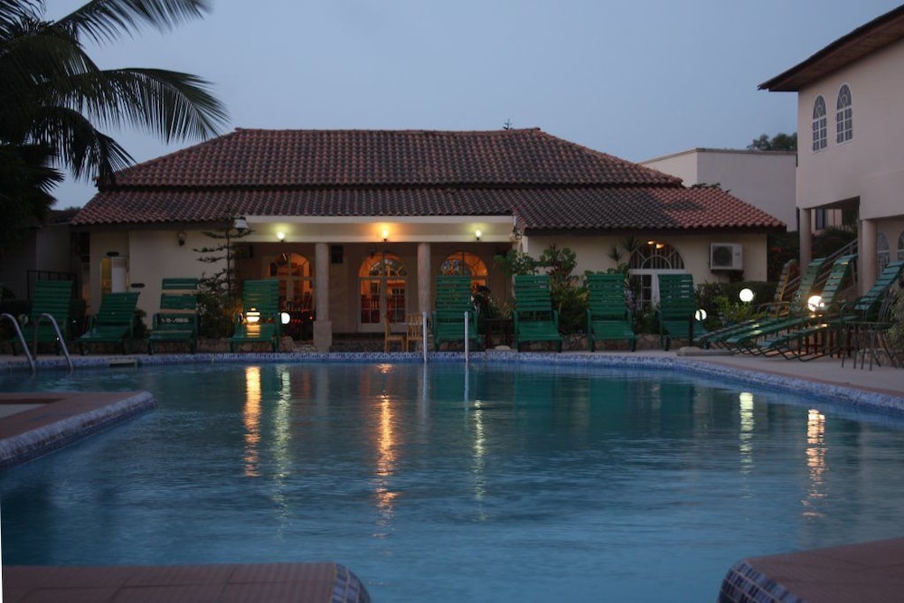 Seaview Garden Hotel in SERREKUNDA
