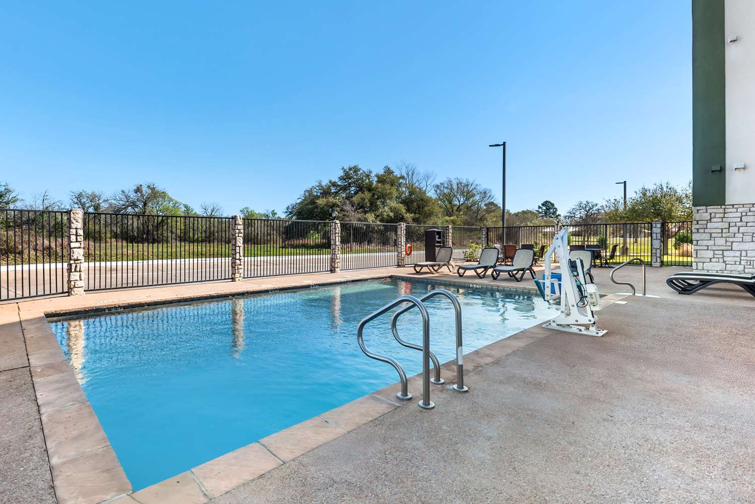 Best Western La Grange Inn & Suites 4/12