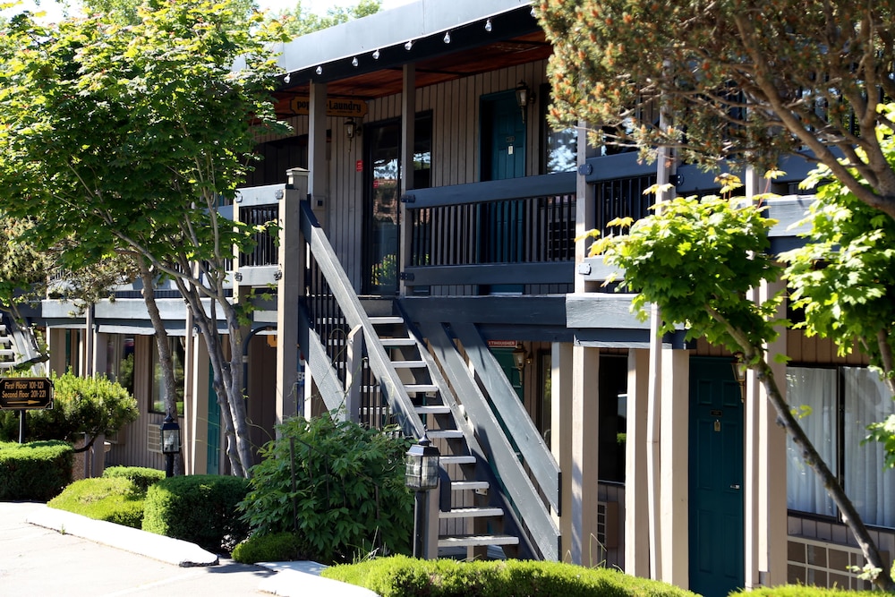 Coachman Inn Suites 4/64