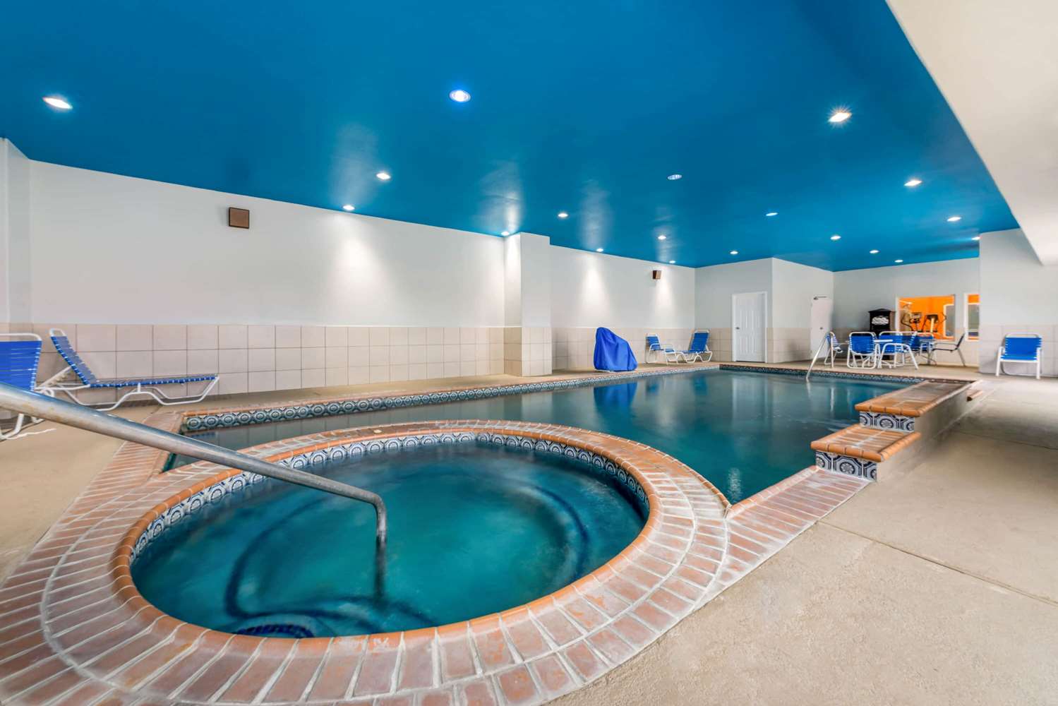 La Quinta Inn & Suites by Wyndham Orange 26/56