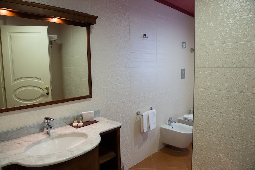 Artemis Hotel 30/69